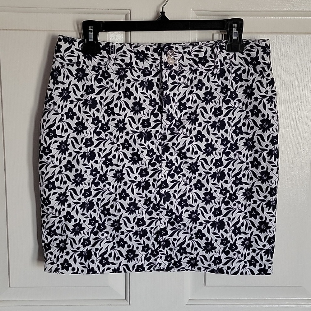 Chaps women's fitted mini skirt, size 8, navy blue and white.